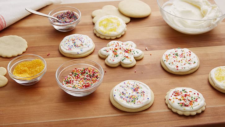 how-to-frost-sugar-cookies_hero